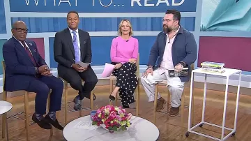 Banana Republic Pull à manches bouffantes lavable en laine mérinos rose fluo porté par Dylan Dreyer comme on le voit dans Aujourd’hui le 11 avril 2024