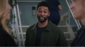 Sobrecamisa de lino con bolsillos de Massimo Dutti usada por Winston Ndugu (Anthony Hill) como se ve en Anatomía de Grey (T20E05)