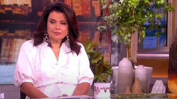 Ramy Brook Janiyah Satin cinted Midi-Shirt vestido usado por Ana Navarro como se ve en The View el 12 de abril de 2024