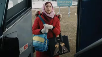 Chaqueta Everest de piel sintética con palangre de Superdry usada por Elsbeth Tascioni (Carrie Preston) como se ve en Elsbeth (T01E04)