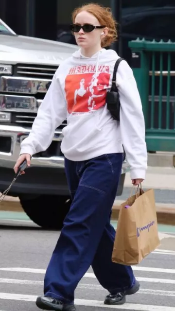 Bolso de bolsillo de cuero Miu Miu Nappa usado por Sadie Sink en Nueva York el 10 de abril de 2024