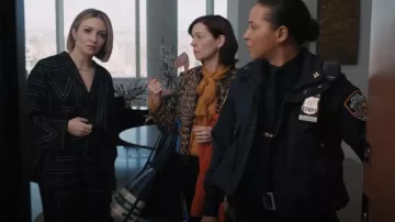 Kate Spade Bleecker Big Apple Big Tote Large usado por Elsbeth Tascioni (Carrie Preston) como se ve en Elsbeth (S01E04)