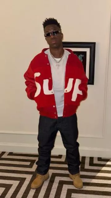 Chaqueta universitaria Supreme Red Big Box Logo Patch (PV24) usada por Vinícius Júnior en la cuenta de Instagram @vinijr