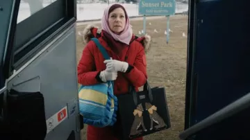 Kate Spade Manhattan Lady Leopard Bordado Tote usado por Elsbeth Tascioni (Carrie Preston) como se ve en Elsbeth (T01E04)