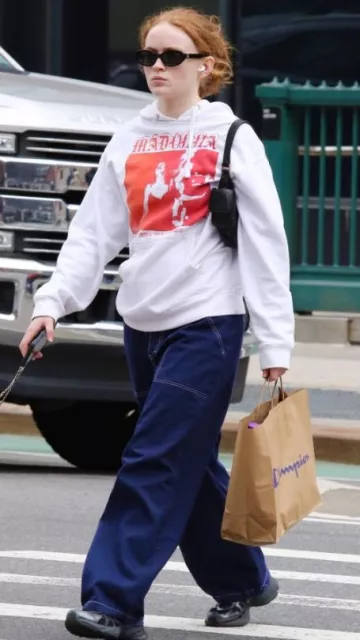 Gafas de sol ovaladas Chanel en acetato usadas por Sadie Sink en la ciudad de Nueva York el 10 de abril de 2024