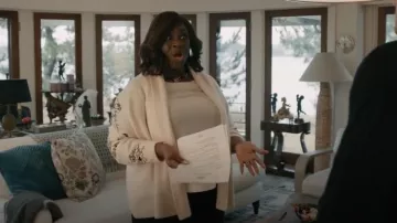 Cardigan orné de laine Marina Rinaldi porté par Margo (Retta) comme on le voit dans Elsbeth (S01E04)