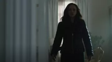 Guess Quilt­ed Puffer Jack­et worn by Kelly as seen in FBI: Most Wanted (S05E08)