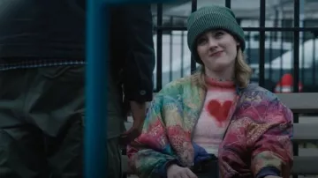 Suéter de manga corta Amelia Fuzzy azul kimchi usado por Chloe (Madeline Hoarle) como se ve en FBI: Most Wanted (T05E08)