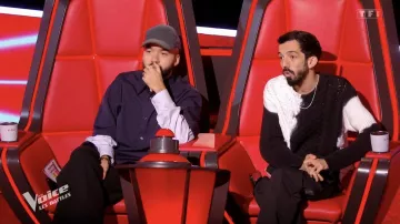 Le pull noir et blanc Stüssy tie and dye porté par Bigflo dans l'émission The Voice : les Battles du 13 avril 2024