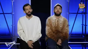 The beige Etro polo neck sweater with wave pattern worn by Oli in The Voice: The Battles on April 13, 2024