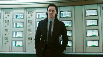 La chaqueta usada por Loki (Tom Hiddleston) en la serie Loki (T02E02)