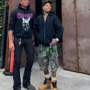 Calcetines con logotipo de rayas blancas y amarillas Chrome Hearts usados por Gervonta Davis en la cuenta de Instagram @gervontaa