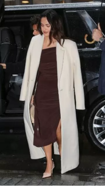 Mach & Mach Corset Escarpins à bride arrière en cuir verni en crème portés par Camila Mendes à Good Morning America le 3 avril 2024