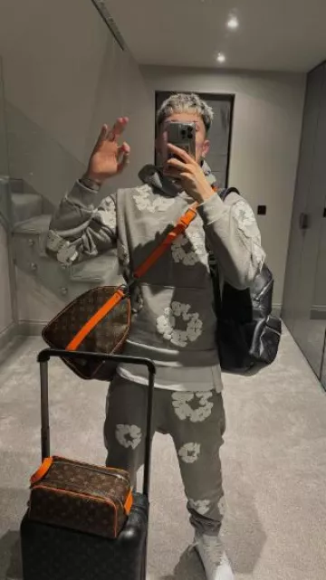 Maleta rodante Louis Vuitton Black Monogram Horizon 55 que lleva Alejandro Garnacho en la cuenta de Instagram @garnacho7