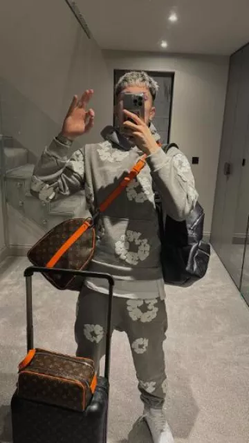 Mochila Louis Vuitton Black Monogram Leather Discovery que usó Alejandro Garnacho en la cuenta de Instagram @garnacho7