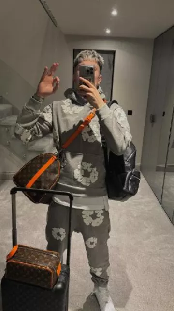Sudadera con capucha Denim Tears Grey Cotton Wreath usada por Alejandro Garnacho en la cuenta de Instagram @garnacho7