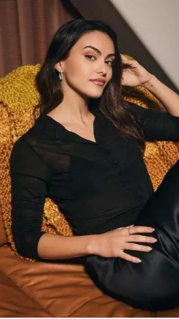 Cardigan en maille transparente Reformation Kate porté par Camila Mendes chez Who Wore What le 4 avril 2024