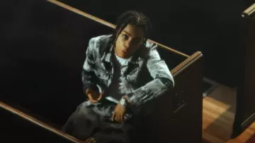 Veste en jean craquelé Tie-Dye noire Amiri portée par Sugarhill Ddot en Tweakin