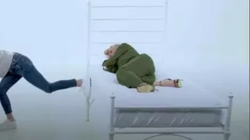 Mono de Halston Parris usado por Ashley Abbott (Eileen Davidson) como se ve en The Young and the Restless el 8 de abril de 2024