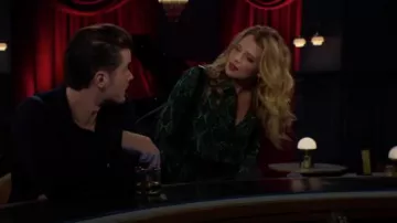 Blusa de seda abotonada con estampado de piel de serpiente con brandy Kobi Halperin en Ivy Multi usada por Summer Newman (Allison Lanier) como se ve en The Young and the Restless el 8 de abril de 2024