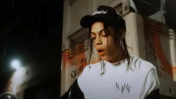 T-shirt blanc à logo décalé Amiri porté par Sugarhill Ddot en Tweakin