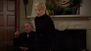 Savina Blusa de cuello alto con mangas acampanadas de Simkhai usada por Nikki Reed Newman (Melody Thomas Scott) como se ve en The Young and the Restless el 9 de abril de 2024