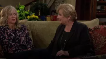 Eileen Fisher Washable Flex Ponte Knit Notch Lapel Collar Manga larga Blazer de frente abierto usado por Traci Abbott (Beth Maitland) como se ve en The Young and the Restless el 11 de abril de 2024