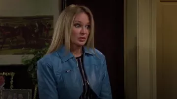 Top LaMarque Brielle en jean desteñido usado por Sharon Newman (Sharon Case) como se ve en The Young and the Restless el 11 de abril de 2024