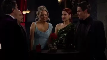 Vestido drapeado de Versace Medusa '95 usado por Abby Newman (Melissa Ordway) como se ve en The Young and the Restless el 12 de abril de 2024