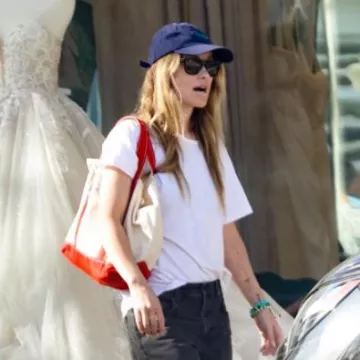 Gorra Merci Ci Mer usada por Olivia Wilde en Studio City el 7 de abril de 2024