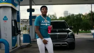 T-shirt bleu sarcelle 'MA Bar' d’Amiri porté par Yungeen Ace dans Yungeen Ace - Shots Fired (Clip officiel)