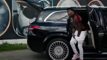 Polo de punto Balmain Navy & Red Monogram usado por Yungeen Ace en Shots Fired (Video musical oficial)