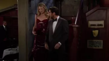 Vestido Galvan Liquid Twist usado por Summer Newman (Allison Lanier) como se ve en The Young and the Restless el 12 de abril de 2024