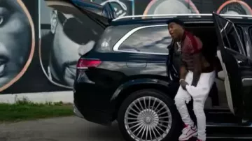 Baskets Amiri 'MA-1' blanches et rouges portées par Yungeen Ace dans Shots Fired (Official Music Video)