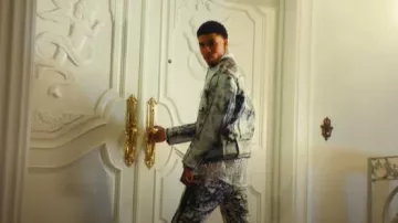 Chaqueta motera 'L-Margy' de cuero agrietado blanco diésel usada por NLE Choppa en SLUT ME OUT 2 (Video musical oficial)