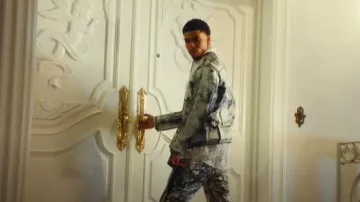 Pantalones de motociclista 'P-Gen' de cuero agrietado blanco diésel usados por NLE Choppa en SLUT ME OUT 2 (Video musical oficial)