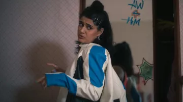 Veste de motard en similicuir bleu Glassons portée par Amerie Wadia (Ayesha A. Madon) comme on le voit dans Heartbreak High (S02E01)