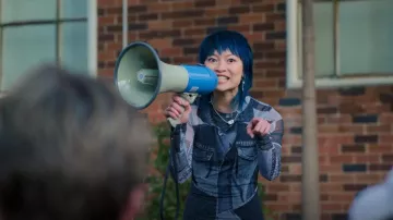 Robe mi-longue en maille patchwork en denim Bershka portée par Sasha So (Gemma Chua-Tran) dans Heartbreak High (S02E01)