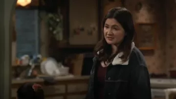 Free People Ariel Cozy Denim Bomber usado por Becky Conner-Healy (Lecy Goranson) como se ve en The Conners (T06E07)