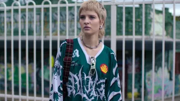 Maillot de hockey sur glace toxique de David William porté par Harper McLean (Asher Yasbincek) tel qu’on le voit dans Heartbreak High (S02E01)