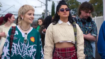 Lionne crème Sonny Knit Crop Sweater porté par Amerie Wadia (Ayesha A. Madon) comme on le voit dans Heartbreak High (S02E01)