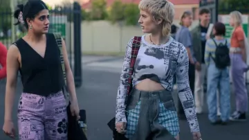 Jean-boxer Sschafer porté par Harper McLean (Asher Yasbincek) dans Heartbreak High (S02E01)