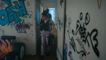 Emma Mulholland dans Holiday Good News Kokomo Pant porté par Amerie Wadia (Ayesha A. Madon) dans Heartbreak High (S02E01)