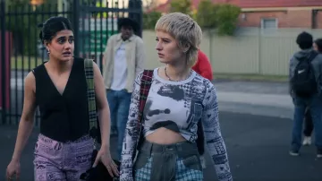 Mini t-shirt à manches longues Ksubi Pure Love porté par Harper McLean (Asher Yasbincek) dans Heartbreak High (S02E01)