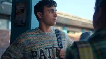 Pull d’embellissement Patta porté par Malakai Mitchell (Thomas Weatherall) comme on le voit dans Heartbreak High (S02E02)
