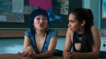 Mini-robe Evilia bleu motel portée par Sasha So (Gemma Chua-Tran) dans Heartbreak High (S02E02)