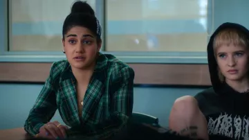 Collusion Gather Slim Blazer porté par Amerie Wadia (Ayesha A. Madon) comme on le voit dans Heartbreak High (S02E02)