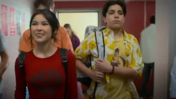 Chemise Sandro en popeline de coton à imprimé fleuri portée par Kev Gardner (Niko Ceci) comme on le voit dans I Woke Up a Vampire (S02E01)