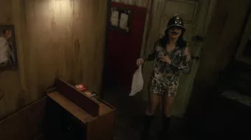 La minifalda con estampado de sacerdote harapiento usada por Amerie Wadia (Ayesha A. Madon) como se ve en Heartbreak High (T02E02)