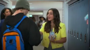 Blazer en tweed court à manches courtes Endless Rose en jaune porté par Leanna Timmons (Ana Araujo) comme on le voit dans I Woke Up a Vampire (S02E01)